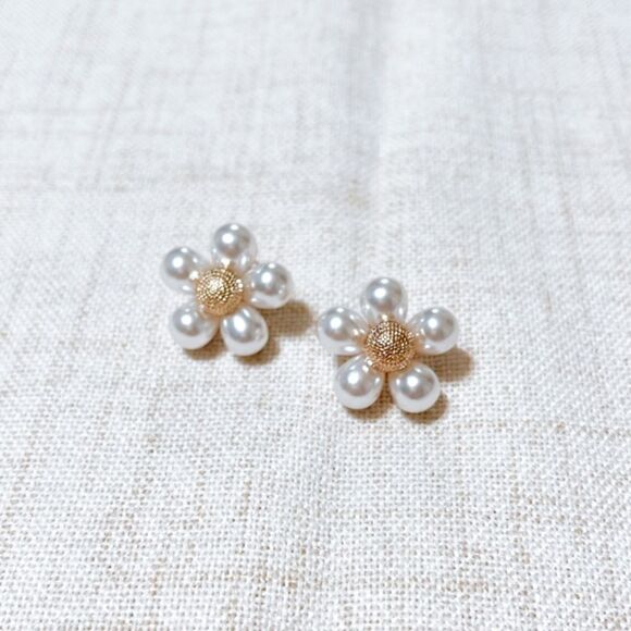 Pearl flower stud earrings N192 - Picture 2 of 5